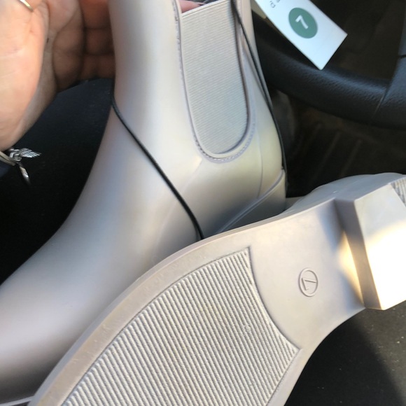 Booties size 7 - Picture 2 of 3